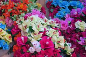 Rože iz krep papirja so krasile gračke fašanke